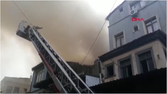 Fatih'te ahşap binada yangın