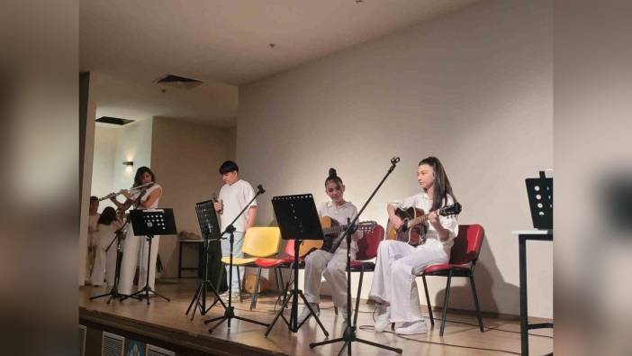Yunusemre'de öğrenciler müzik gecesiyle izleyenleri büyüledi