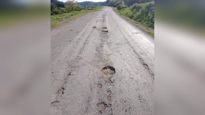 Gediz'de Dereköy yolu çukurlarla sürücülere zor anlar yaşatıyor