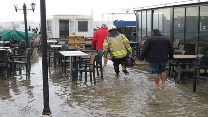 Kadıköy'de çay bahçesini lodos nedeniyle su bastı