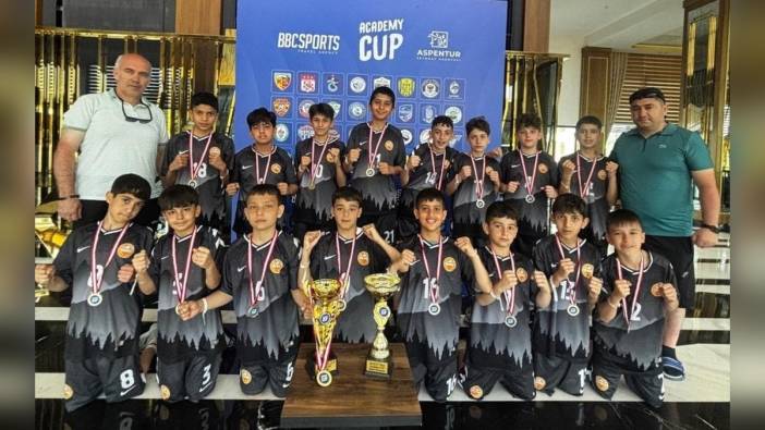 Yıldızkent Spor, Antalya'dan çifte kupa ile döndü