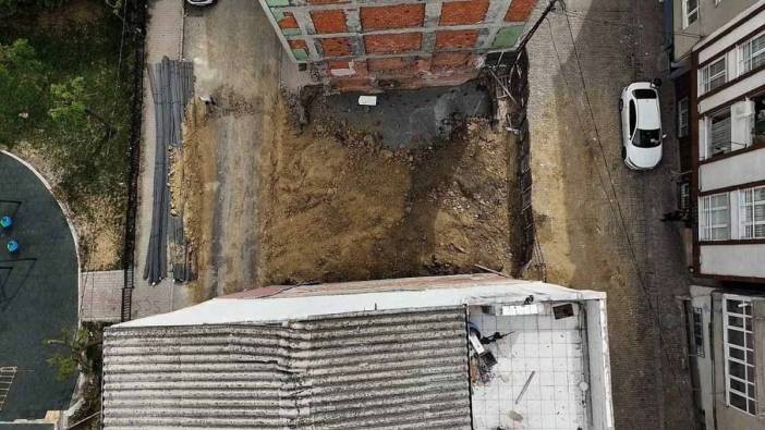 Bağcılar'da toprak kayması: 5 katlı bina yan yattı, 5 aile tahliye edildi