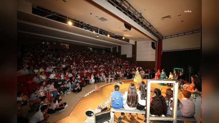 Menderes Belediyesi Çocuk Tiyatrosu'nun 'Bir Zamanlar "Ünlü'ydüm" oyunu sahnelendi