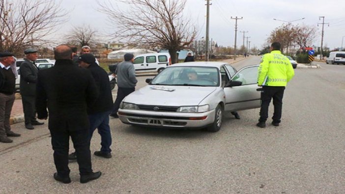 Otomobilin çarptığı ilkokul öğrencileri yaralandı