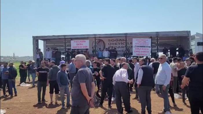 Reyhanlı'da soğan üreticileri düşük fiyatlara protesto etti