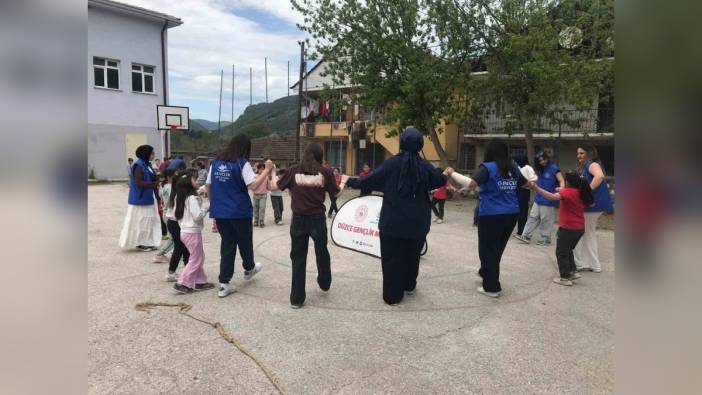 Düzce'de gençler, Yığılca'da çocuklarla buluştu