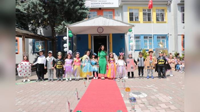Kayseri'de anaokulu öğrencileri atıklardan kıyafet tasarlayıp defile düzenledi