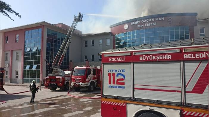 İzmit'te lise çatısında yangın çıktı