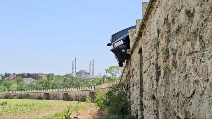 Edirne'de tarihi Saraçhane Köprüsü'nde kaza: Otomobil bariyere çarptı, sürücü yaralandı