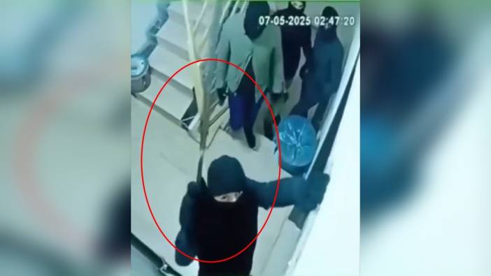 Kızıltepe'de kar maskeli 4 şüpheli, husumetlilerinin kapısını parçalayıp kaçtı