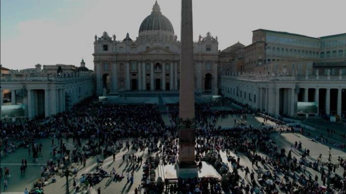 Vatikan'da yeni papa seçimi başladı