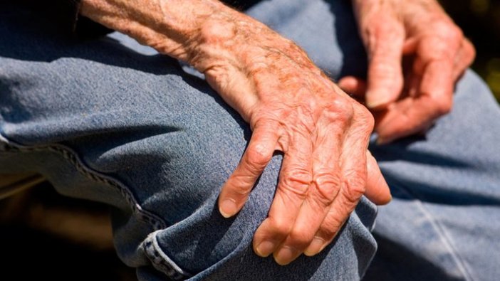 "65 yaş üzeri 300 kişiden 1'i Parkinson hastası"