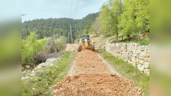 Silifke Belediyesi, Karakaya Mahallesi'nde yol çalışmalarını sürdürüyor