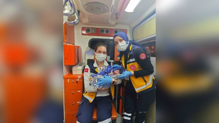 Denizli'de ambulans doğumu: anne ve bebek sağlıklı