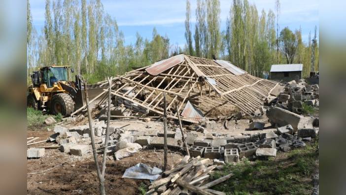 Yüksekova'da ahır çöktü: 2 büyükbaş ve 50 tavuk telef oldu