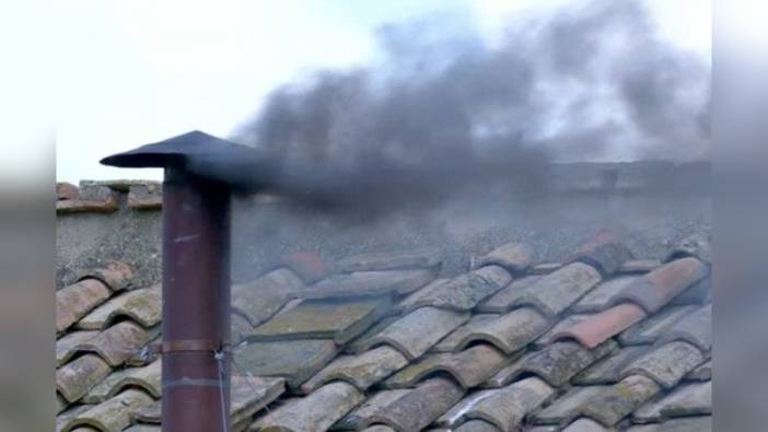 Vatikan'da ikinci gün oylamasından siyah duman çıktı