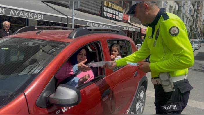 Bağcılar'da trafik haftası uygulamasında kadın sürücülere gül verildi
