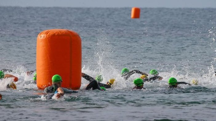 Soğuk havaya aldırmadan madalya için yüzdüler
