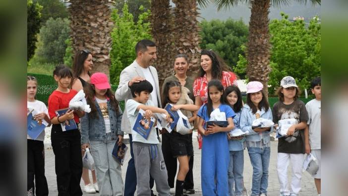 Kuşadası Belediye Başkanı Ömer Günel ve öğrenciler, Evcil Hayvan Rehabilitasyon Merkezi'ni ziyaret etti