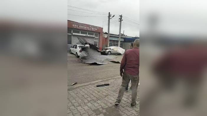 Kars'ta kuvvetli rüzgar iki iş yerinin çatısını uçurdu