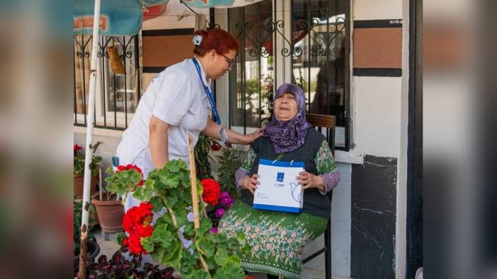 Kuşadası Belediyesi, evde bakım hizmeti verdiği Anneleri Anneler Günü’nde unutmadı