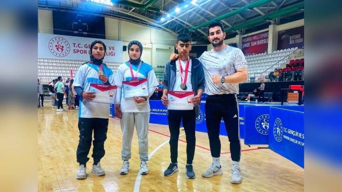 Bitlisli öğrenciler, bilek güreşi Türkiye finalinde