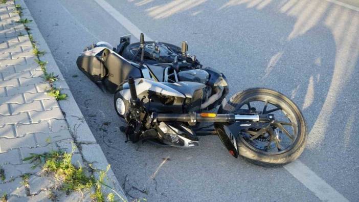 Burdur'da trafik levhasına çarpan motosiklet: 2 yaralı