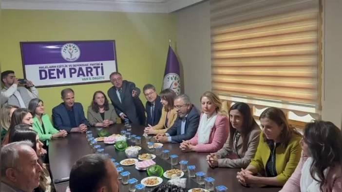 CHP Heyeti Van'da DEM Parti İl Başkanlığı'nı Ziyaret Etti