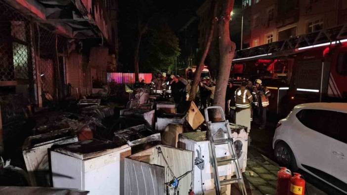 Küçükçekmece'de beyaz eşya deposunda çıkan yangın 3 katlı binayı sardı