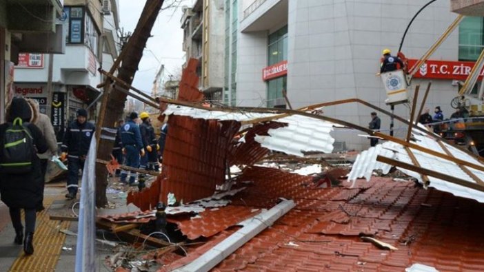 Çanakkale'de fırtına apartmanın çatısını uçurdu