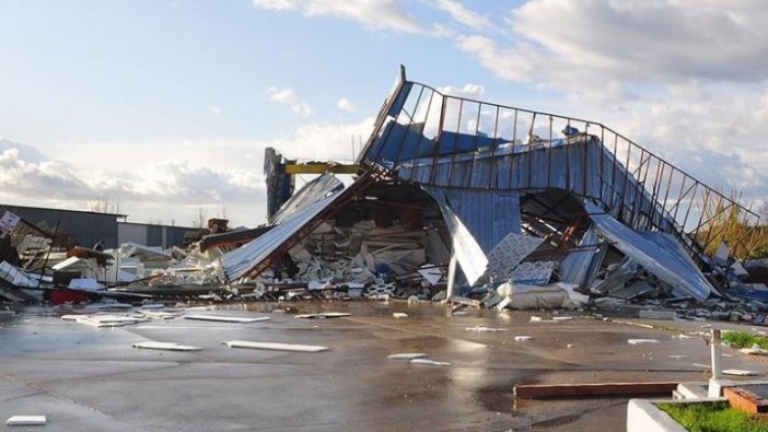 Antalya'da hortum iş yerlerine ve seralara zarar verdi
