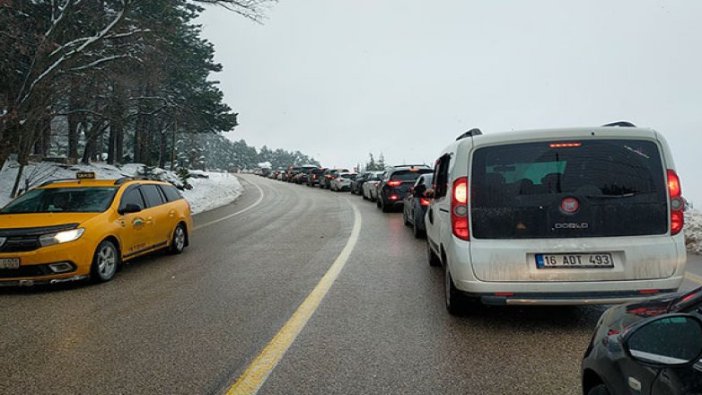 Uludağ'a tatilci akını; 5 kilometre araç kuyruğu oluştu