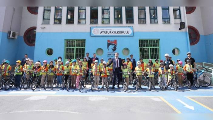 Milli Eğitim Bakanı Tekin, Zeytinburnu'nda öğrencilerle bisiklet etkinliğinde buluştu