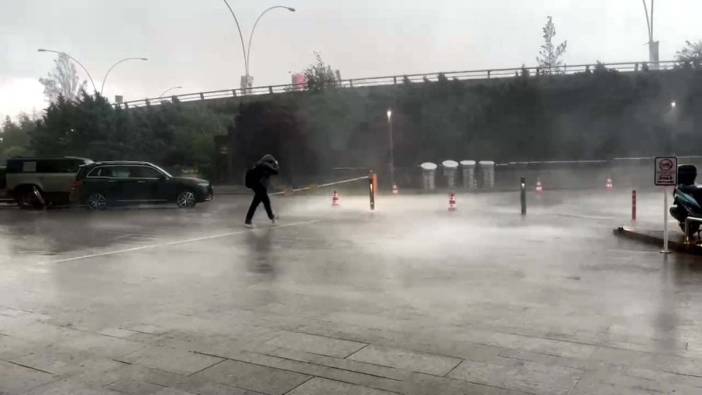 Ankara'da kuvvetli rüzgar ve sağanak: Cadde ve sokaklarda su baskını