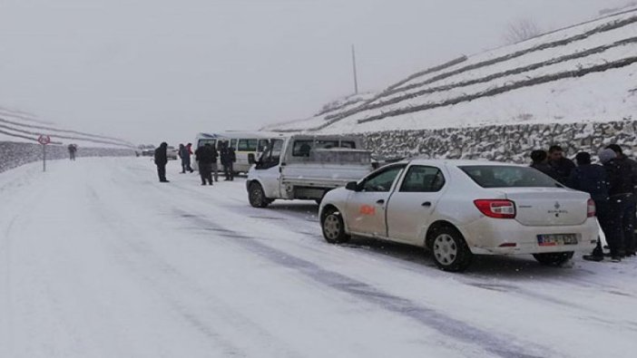 Buzlanan yolda 8 aracın karıştığı zincirleme kaza