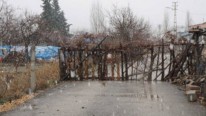 Tapulu arazisinden geçen yolu ulaşıma kapattı