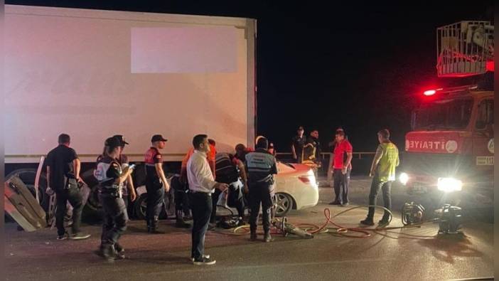 Silifke'de feci kaza: Park halindeki tıra çarpan otomobildeki 2 kişi hayatını kaybetti