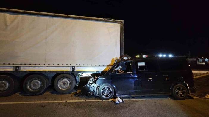Kayseri'de feci kaza: Ticari araç tıra çarptı, sürücü ağır yaralı
