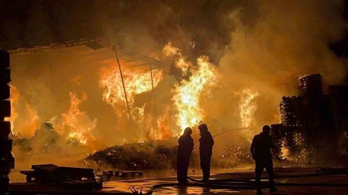 Bursa Nilüfer'de Palet fabrikası alev alev yandı