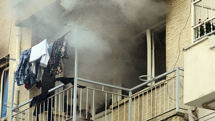 Küçük İbrahim sobayı tutuşturmak isterken evi yaktı