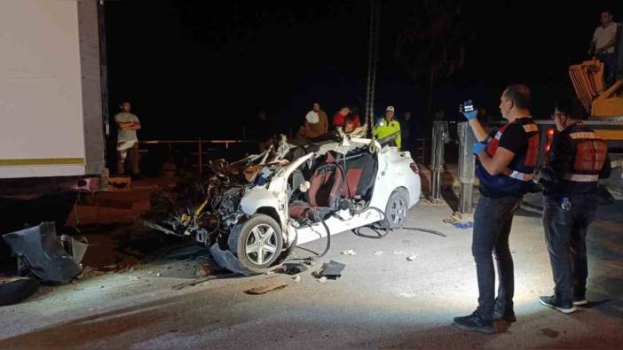 Mersin'de feci kaza: Park halindeki tıra çarpan otomobildeki 2 kişi hayatını kaybetti