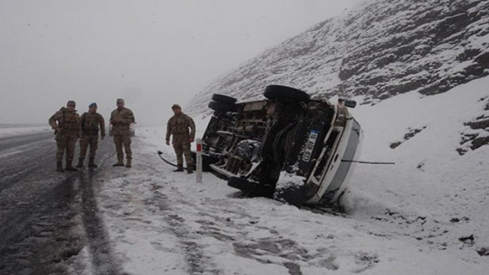 Ergani'de karlı yolda minibüs devrildi