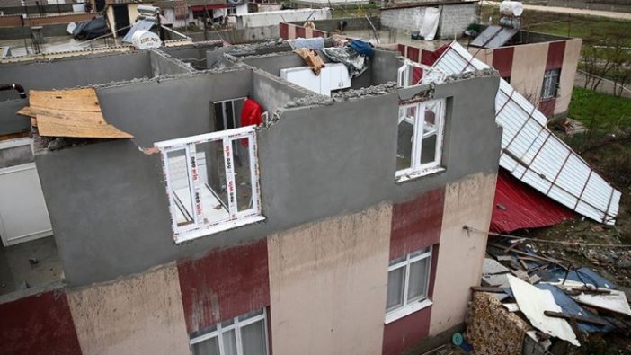 Adana'da 3 günlük evlerinin çatısı uçan aile yardım bekliyor