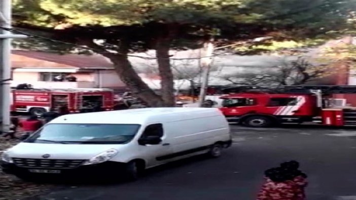 Tuzla'da gecekondu alev alev yandı