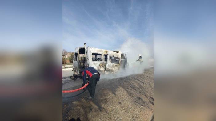 Sivas'ta yolcu minibüsü alev alev yandı: Yolcular son anda kurtuldu