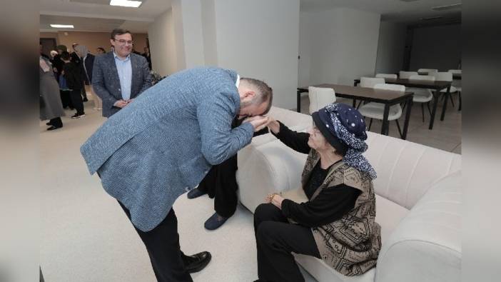 Arnavutköy Belediye Başkanı Candaroğlu annesiyle Darülaceze'yi ziyaret etti