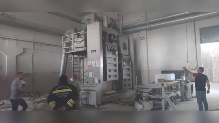 İslahiye'de pamuk fabrikası alev alev: İki işçi dumandan etkilendi