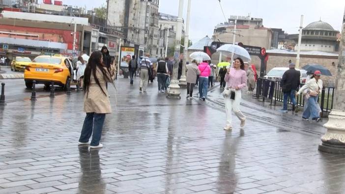 İstanbul'da yağmur ve rüzgar: Şemsiyeler ters döndü