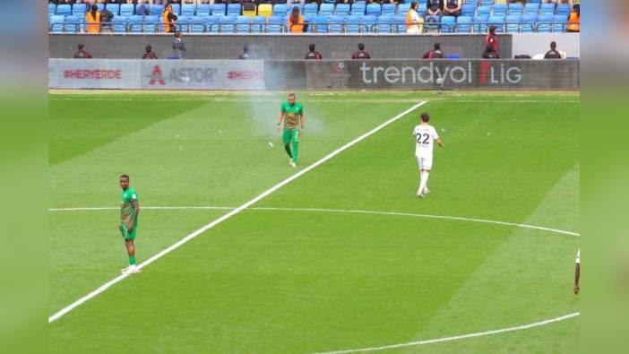 Ankara'da olaylı maç: MKE Ankaragücü - Amed Sportif Faaliyetler karşılaşması yabancı madde atılmasıyla başladı