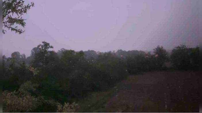 Bolu'da gece yarısı şimşek fırtınası: Gökyüzü mor renge büründü